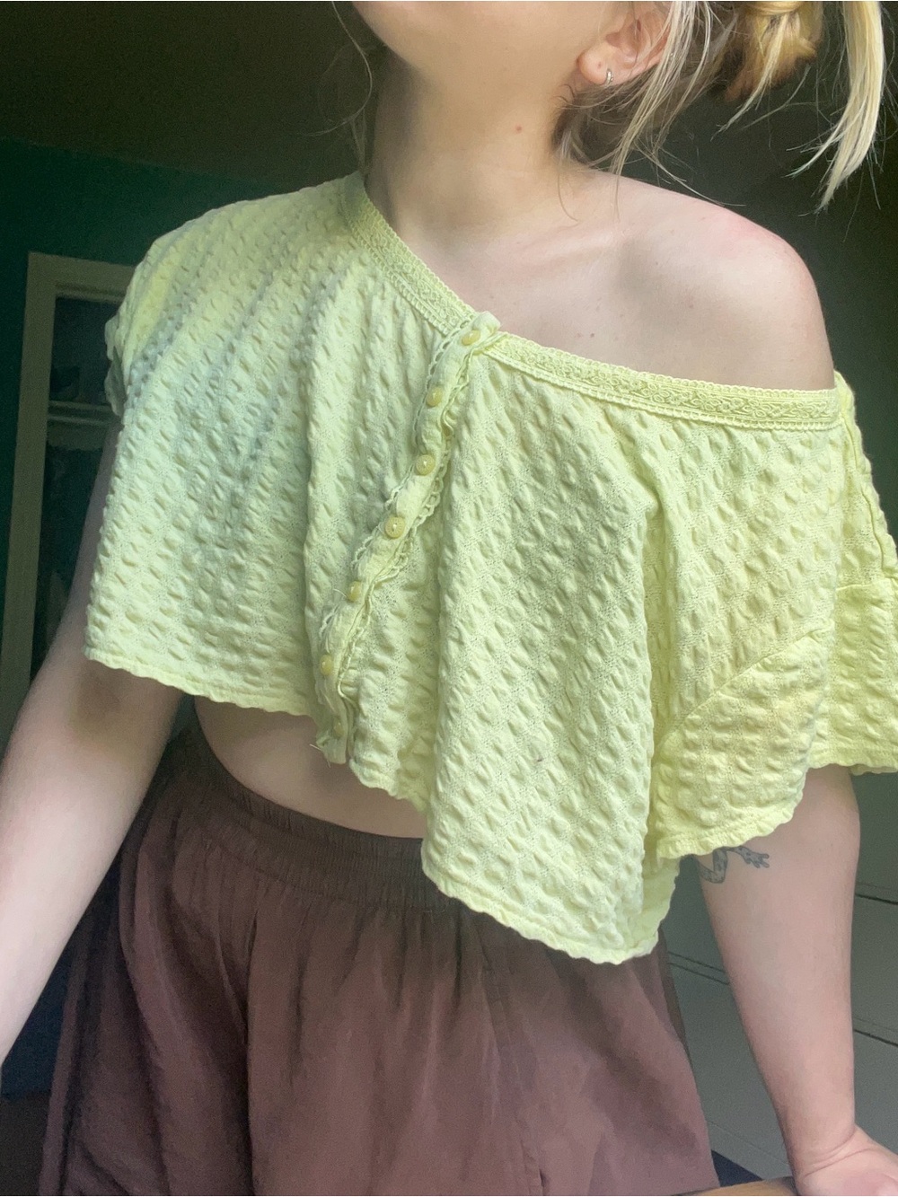 URBAN OUTFITTERS YELLOW CROP